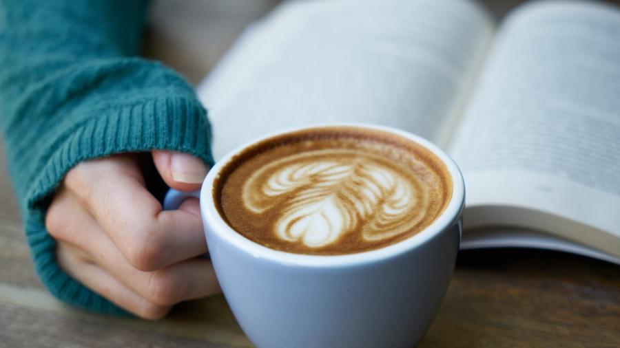 En åben bog og en kop lækker kaffe