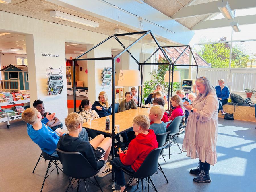 Bibliotekar Jette med elever fra 5. og 6. klasse på Vestrup Skole på Aars bibliotek