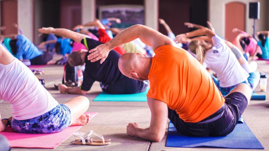 Motionshold der dyrker yoga