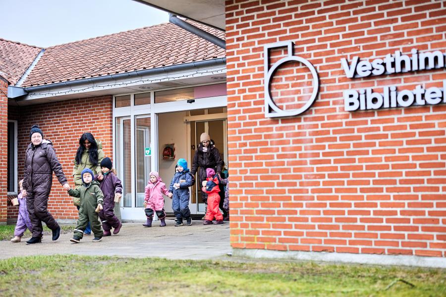Børnehavebørn og pædagoger foran Farsø Bibliotek