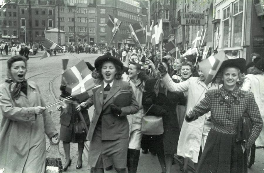 Mennesker på den flagsmykkede Frederiksberggade (Strøget) i København d. 5. maj 1945