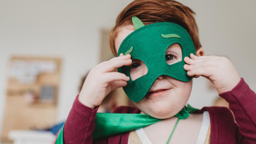 barn med grøn filt maske 