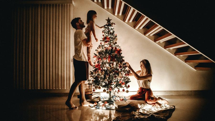 Familie der pynter juletræ