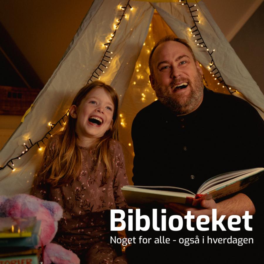 En far og en datter læser godnathistorie